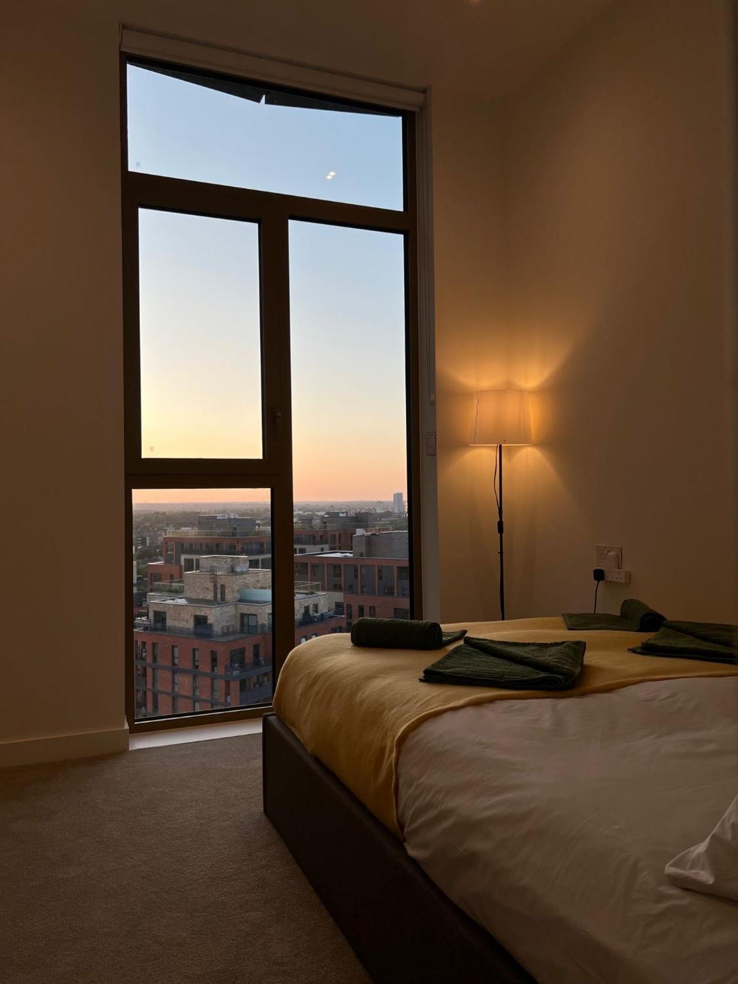 Cozy Room With Private Bathroom In Luxurious Flat London Exterior photo