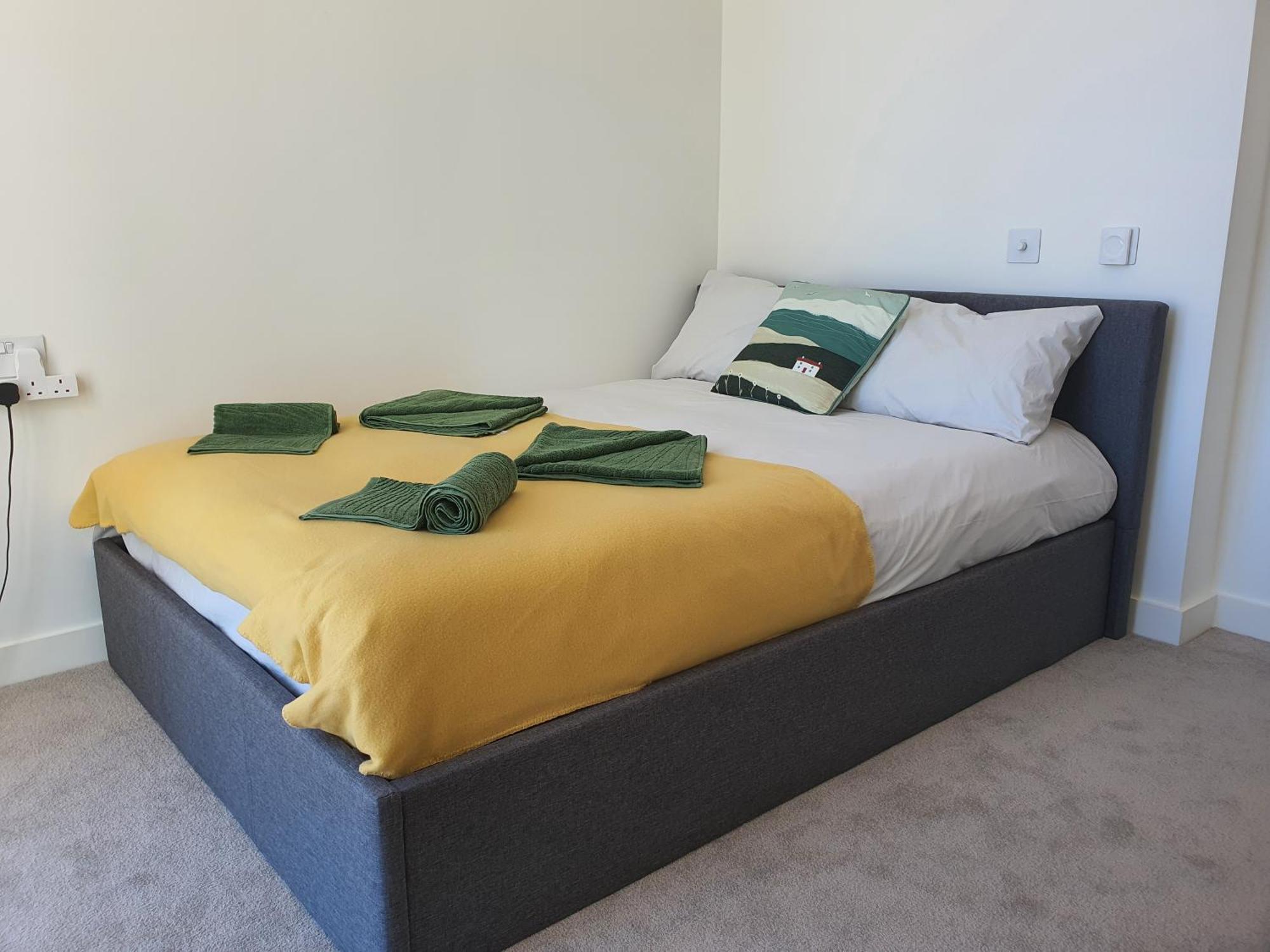 Cozy Room With Private Bathroom In Luxurious Flat London Exterior photo